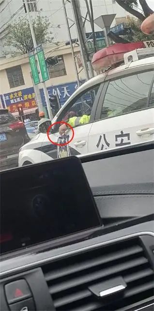 女子举报丈夫开车看美女，交警回应