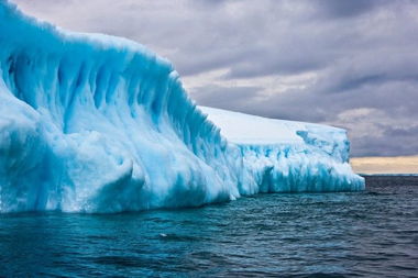 世界最大冰山在英国附近浅水区搁浅