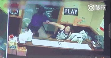 巴西商店店主给劫匪掏钱时突然夺枪