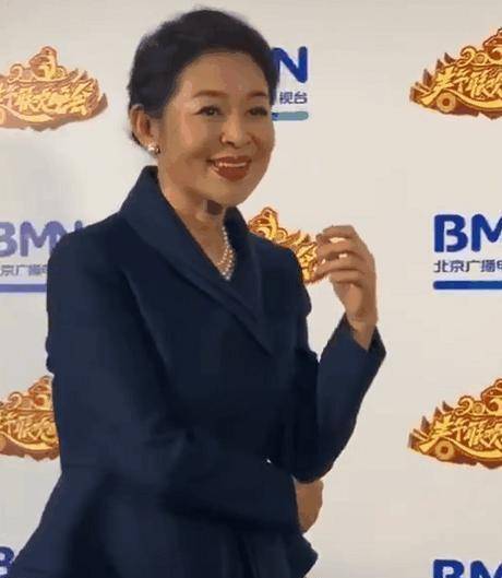 倪萍现身杭州