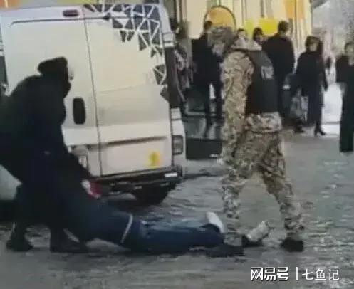 乌外卖员与征兵官聊天当街被抓走