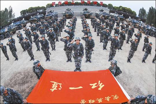 外军争相与红场上的解放军合影