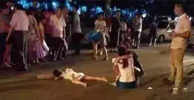 女生高考完独自挑一扁担行李回家