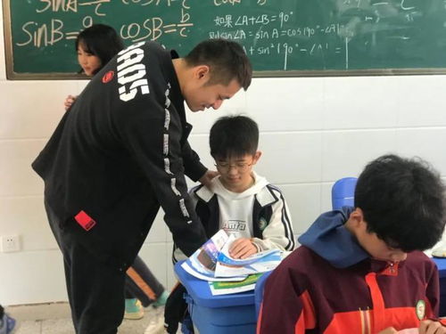 大爷用铁杆打空调安装师傅 社区回应