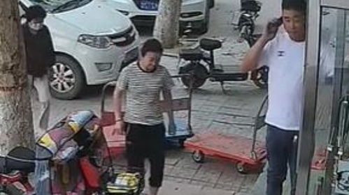 大妈抢行致小伙手机掉入电梯缝隙